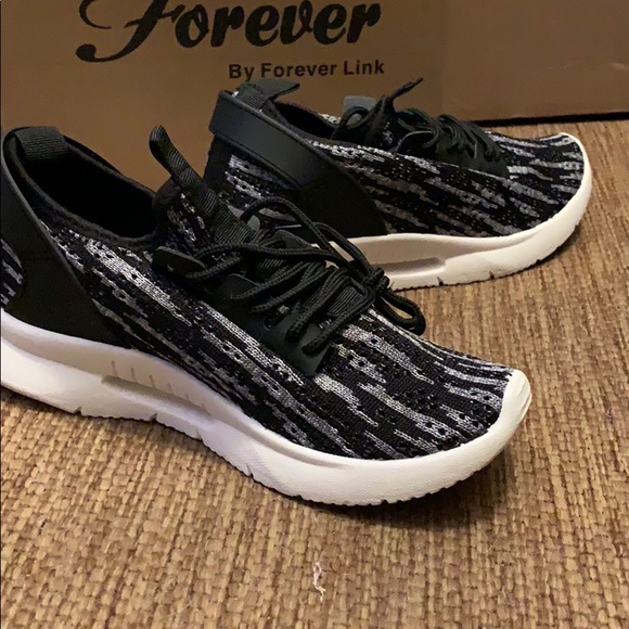 Fly knit breathable Sneakers in black and white - Picture 5 of 8